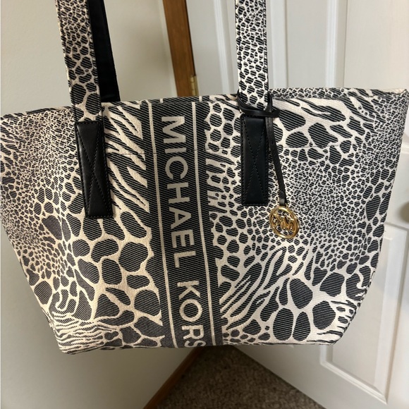 Michael Kors tote - Picture 3 of 6